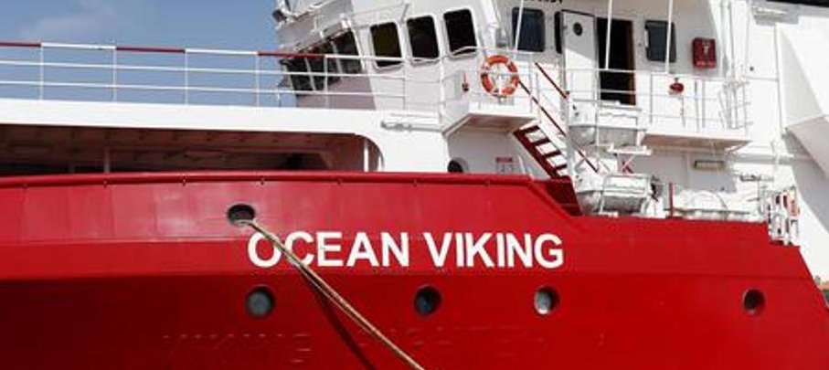 Ocean Viking a Pozzallo con 104 migranti. Salvini: «Ennesima calata di braghe del governo»