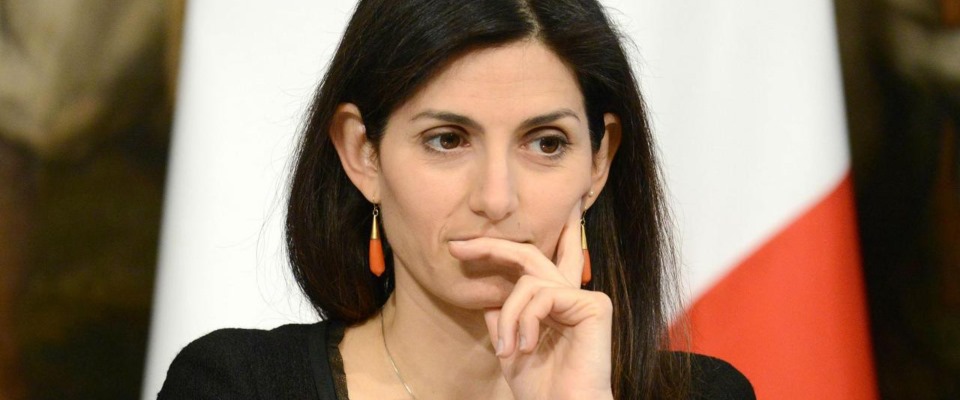 Ai ferri corti sulla Raggi. Il Pd avverte i 5s: «È incapace. Non illudetevi, non la salviamo»