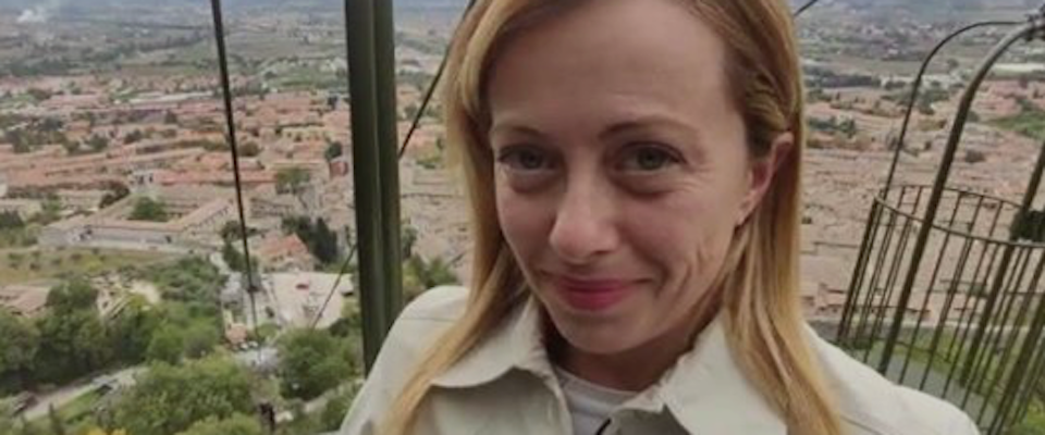 Giorgia Meloni in Umbria: «Da lunedì li mandiamo a casa». Fuori programma in funivia a Gubbio (video)