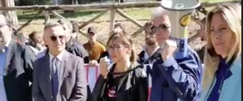 Sit in di Fratelli d’Italia: «Incapaci e arroganti. Raggi e Fioramonti a casa» (video)