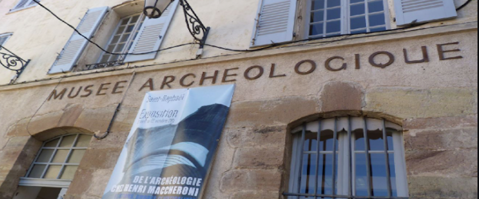 Terrorismo Arabo Barricato In Un Museo Francese Sca