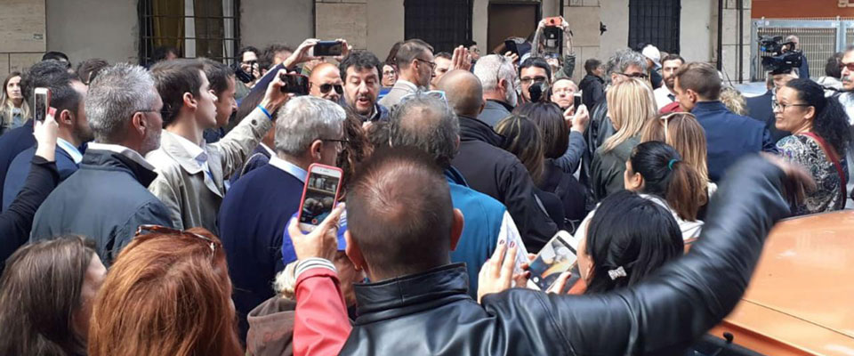 Applausi e selfie per Salvini a Ostia: «Governo di incapaci». «Tanti calciatori migliori di Balotelli»