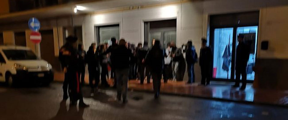 Antifascisti in protesta bloccano l’ingresso alla sede di FdI a Treviglio