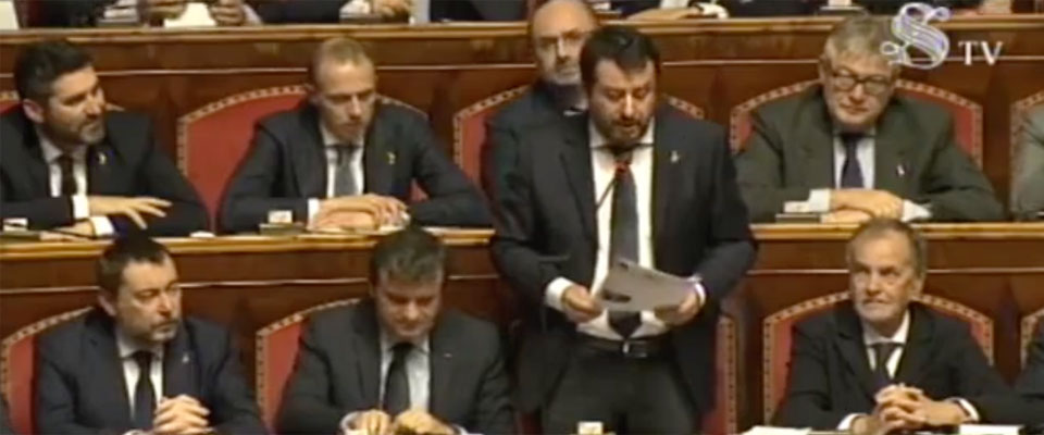 Salvini a Conte: «Sei un uomo da poco, vergognati». E in Senato scoppia il tumulto (video)