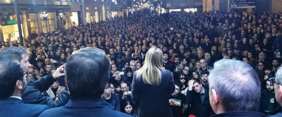 Bari, piazza piena per Giorgia Meloni, che attacca: “Abbiamo un’enorme anomalia, si chiama Banca d’Italia”