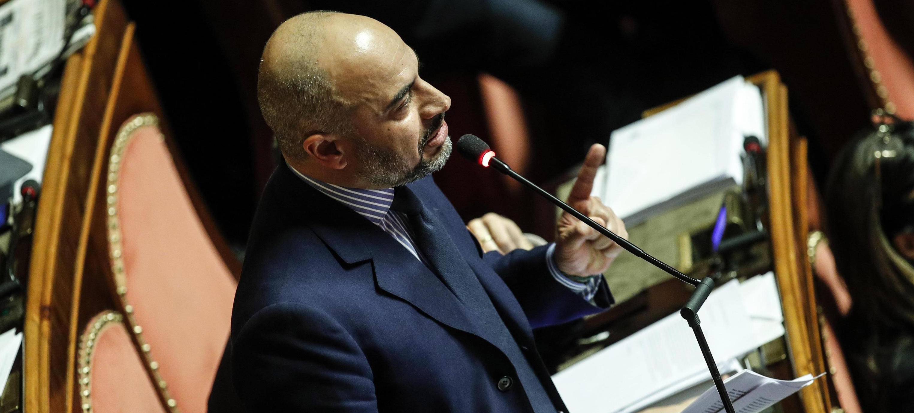 Gianluigi Paragone interviene in dissenso dal gruppo M5S in Senato durante le dichiarazioni di voto sulle comunicazioni del presidente del Consiglio Giuseppe Conte in vista del Consiglio europeo, Roma 11 dicembre 2019. ANSA/GIUSEPPE LAMI