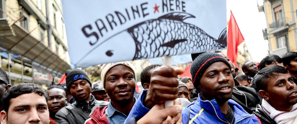 Oltre 200 ‘sardine nere’ del Movimento Migranti e Rifugiati di Napoli hanno fatto il loro esordio manifestando in corteo per chiedere l’accelerazione
dei tempi della procedura per il riconoscimento della protezione internazionale, il rapido rilascio dei permessi di soggiorno. Mostrando manifesti contro l’ex ministro Salvini e contro l’attuale titolare del Viminale, Lamorgese, i migranti sono partiti in corteo da Piazza Garibaldi diretti verso la Questura. All’altezza di Via Mezzocannone c’Ë stata una deviazione verso la zona dei turistica dei Decumani, 7 dicembre 2019. 
ANSA / CIRO FUSCO