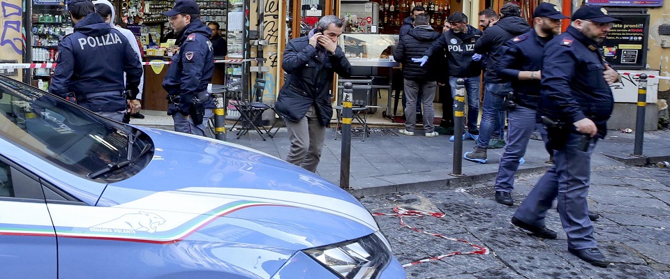 Agenti di Polizia eseguono rilievi davanti al bar del quartiere  Montesanto, apochi metri dalla centrale via Toledo,  dove stamattina uno sconosciuto a volto coperto ha esploso alcuni colpi di pistola in un bar ferendo alle gambe un dipendente dell’esercizio, 29 novembre 2019
ANSA / CIRO FUSCO