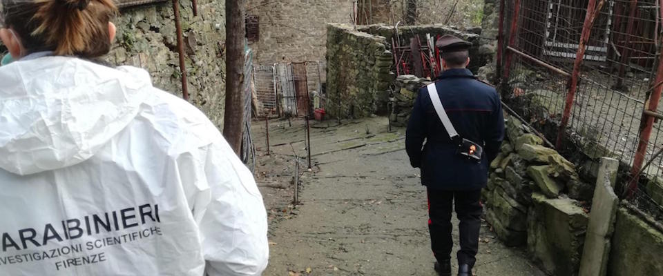 I carabinieri ispezionano il luogo dove un 55enne italiano ha sequestrato e abusato di una donna, 53enne, ex moglie del fratello nella campagna di Firenze, 06 dicembre 2019. L’uomo Ë stato arrestato.   ANSA / Giuntini