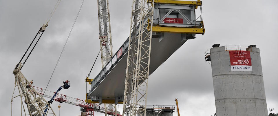 A general view of the lifting of the first section of the new motorway bridge in Genoa, with two maxi cranes. Genoa,  01 october 2019. The Morandi highway bridge partially collapsed on 14 August 2018, killing 43 people.
ANSA/LUCA ZENNARO