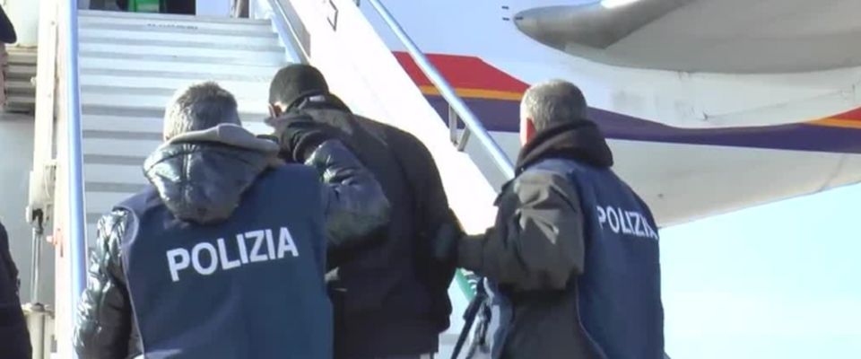 Albanese radicalizzato espulso dall’Italia. Costringeva anche la moglie ad indossare abiti islamici