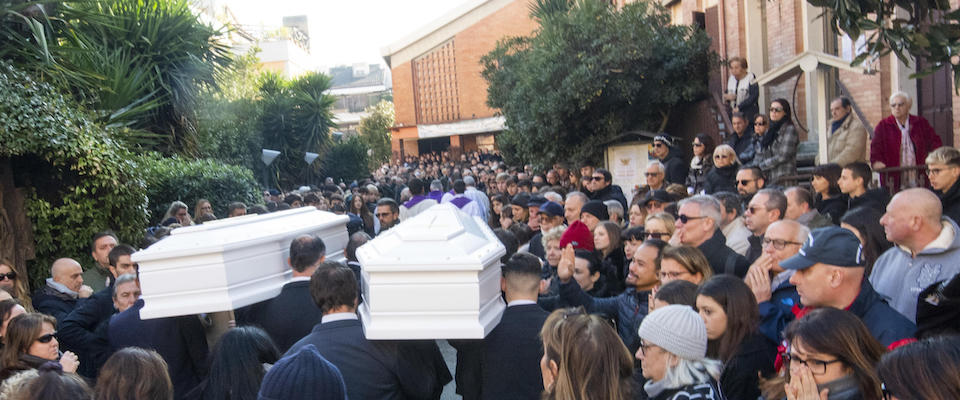 Un momento dei funerali, presso la parrocchia del Preziosissimo Sangue di Nontro Signore, di Camilla Romagnoli e Gaia Von Freymann, le due ragazze investite in via di Corso Francia da Pietro Genovese alla guida del suo suv. Roma, 27 dicembre 2019. ANSA/CLAUDIO PERI