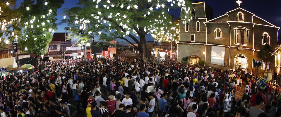 epa08074543 Catholic devotees gather outside a church as they attend Misa de Gallo, or dawn mass, in Las Pinas City, south of Manila, Philippines, 16 December 2019. Catholics attend dawn mass for nine straight days as a tradition before Christmas Day on 25 December.  EPA/FRANCIS R. MALASIG