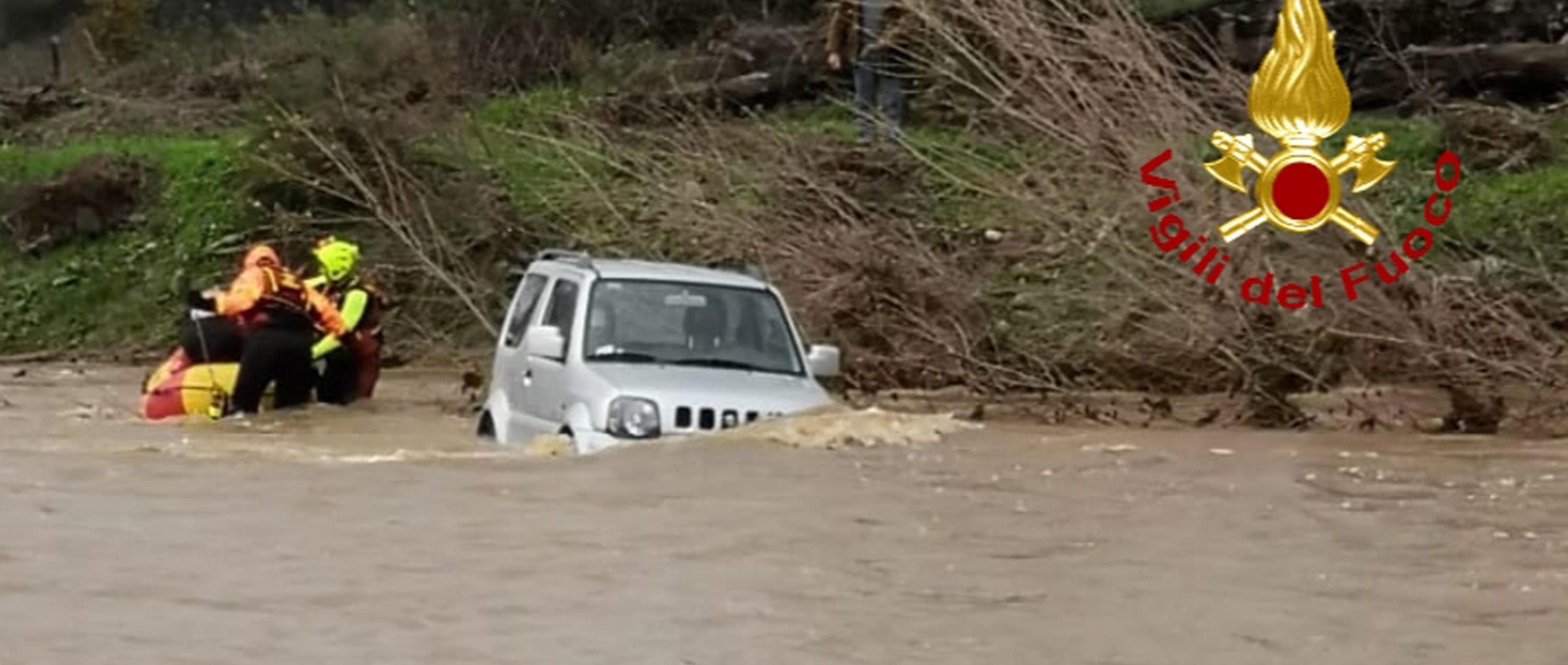 L’auto, con due persone a bordo, rimasta intrappolata  nel torrente Maiano, salvate dai vigili del fuoco nel comune di Magliano in Toscana (Grosseto), 21 dicembre 2019.ANSA/VIGILI DEL FUOCO EDITORIAL USE ONLY NO SALES