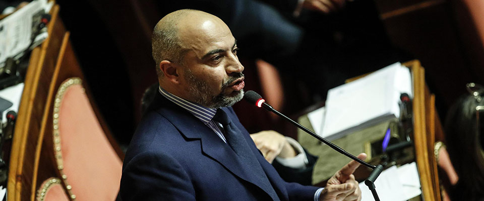 Gianluigi Paragone interviene in dissenso dal gruppo M5S in Senato durante le dichiarazioni di voto sulle comunicazioni del presidente del Consiglio Giuseppe Conte in vista del Consiglio europeo, Roma 11 dicembre 2019. ANSA/GIUSEPPE LAMI