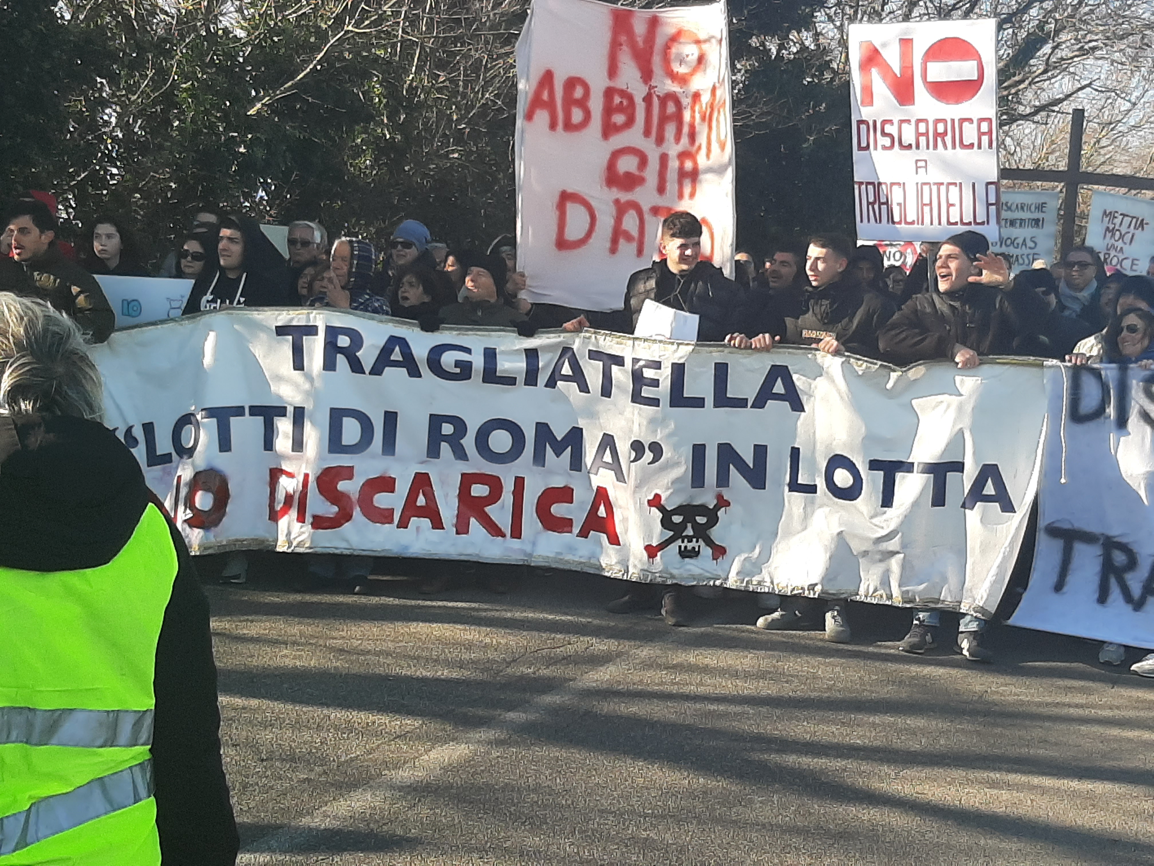 A Tragliatella tremila no alla discarica in corteo contro Raggi e Zingaretti (video)