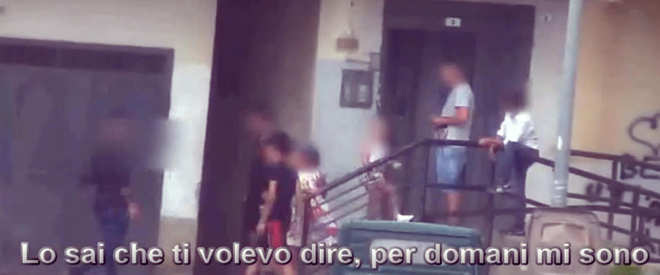 Un frame tratto da un video fornito dalla Guardia di Finanza mostra una delle fasi di un’operazione antidroga del Comando provinciale di Catanzaro, che in collaborazione con altri reparti calabresi delle fiamme gialle, ha eseguito 19 ordinanze di custodia cautelare, emesse, per le rispettive competenze, dai gip di Lamezia Terme e dei minorenni di Catanzaro, a carico di altrettante persone di etnia rom, tre delle quali minorenni, 12 novembre 2019. ANSA/UFFIVIO STAMPA/GUARDIA DI FINANZA

+++ NO SALES, EDITORIAL USE ONLY +++