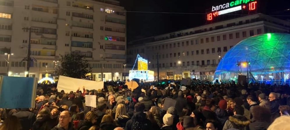 Sardine, vergogna a Pescara: in piazza compare uno striscione con Salvini impiccato