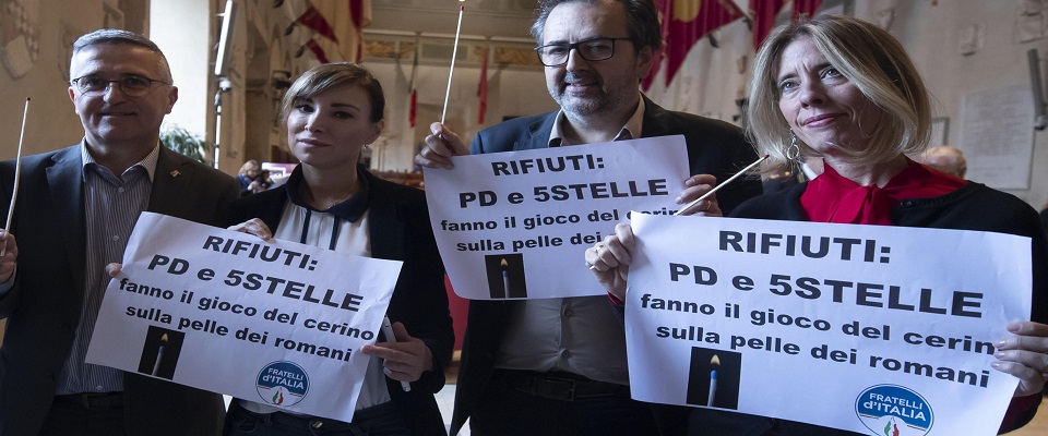 La protesta dei consiglieri di Fratelli d’Italia Fabrizio Ghera, Francesco Figliomeni, Rachele Mussolini, Andrea De Priamo, Lavinia Mennuni, durante il consiglio comunale, Roma, 6 dicembre 2019. ANSA/MASSIMO PERCOSSI