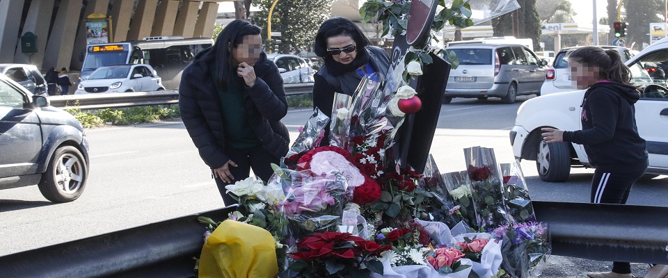 Fiori e messaggi per Gaia e Camilla, le due ragazze sedicenni che hanno perso la vita dopo essere state investite su Corso Francia, Roma 23 dicembre 2019. ANSA/GIUSEPPE LAMI