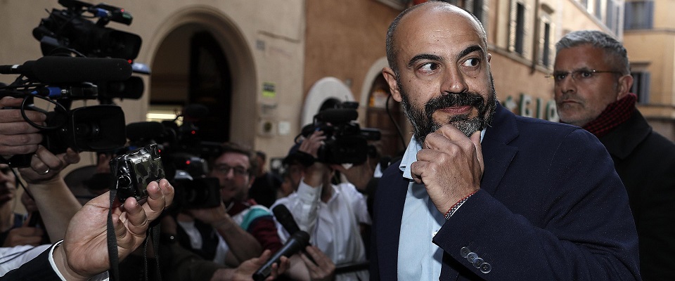 Gianluigi Paragone prima dell’assemblea congiunta dei parlamentari del Movimento 5 Stelle nel Palazzo dei Gruppi, Camera dei Deputati, Roma, 26 aprile 2018. 
ANSA/RICCARDO ANTIMIANI