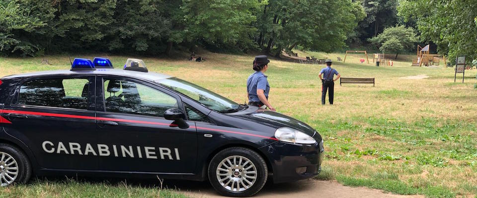 Denunciata dai carabinieri una 43enne romana per lesioni personali, omessa custodia e malgoverno di animali. La donna Ë stata identificata dai carabinieri della stazione Gianicolense come proprietaria di tre cani di grossa taglia che domenica scorsa aggredirono una 45enne romana che passeggiava all’interno del parco di Villa Pamphili. Le indagini iniziarono quello stesso pomeriggio quando la vittima, che riportÚ ferite all’avambraccio guaribili in 10 giorni, denunciÚ l’accaduto. I carabinieri hanno anche affidato gli animali, regolarmente iscritti all’anagrafe canina e sottoposti alle prescritte vaccinazioni, ad una struttura veterinaria per effettuare il percorso di sorveglianza sanitaria in relazione al trattamento antirabbica e alla valutazione della loro pericolosit‡. La proprietaria ha anche ricevuto specifiche prescrizioni per le modalit‡ di custodia dei cani mediante la realizzazione di idoneo recinto. ANSA/CARABINIERI EDITOEIAL USE ONLY NO SALES