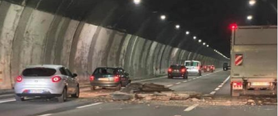 Foto pubblicata dal profilo Facebook di Monica Acerbi che documenta la caduta di alcuni calcinacci dalla galleria Bertè, in A26 in direzione Genova