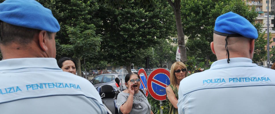 Una parente di un detenuto urla verso l’auto del ministro tutto il suo disappunto per le condizioni di vita carcerarie a suo dire insostenibili, mentre il corteo delle auto di sicurezza lascia il piazzale dela carcere di Marassi. 9 luglio 2012 a Genova.
ANSA/LUCA ZENNARO