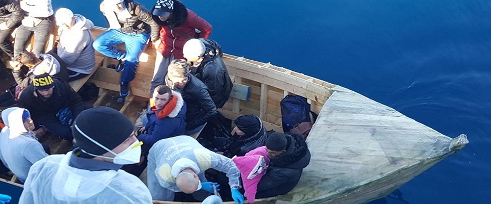 La Guardia di finanza ha intercettato due barchini con a bordo 35 algerini a Sant’Antioco. Il Centro locale di coordinamento Frontex di Cagliari ha ricevuto notizia circa la presenza di alcuni piccoli natanti in legno con migranti a bordo in viaggio verso la Sardegna a circa 8 miglia dall’isola del Toro. L’equipaggio del Pattugliatore PV7 Paolini, comandato dal tenente Gabriele Cusato, ha raggiunto subito le imbarcazioni. A bordo c’erano 35 migranti, tra i quali una giovane donna con la figlia di soli 7 mesi, tutti algerini, provenienti dalla città di Annaba. Gli stranieri sono stati soccorsi e portati a Sant’Antioco dove, con il supporto dei militari del Reparto operativo aeronavale delle Fiamme gialle, sono stati identificati e trasferiti al centro di accoglienza di Monastir. Contemporaneamente altri sbarchi sono avvenuti nella zona di Teulada, dove sono arrivati altri 11 algerini. ANSA/UFFICIO STAMPA GUARDIA DI FINANZA ++ NO SALES, EDITORIAL USE ONLY ++