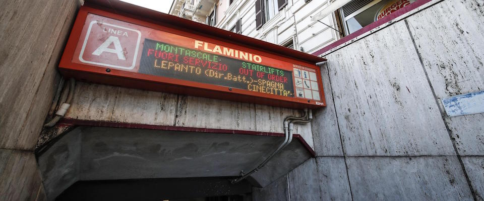 Stazione metropolitana Flaminio con scale mobili in manutenzione, Roma 12 settembre 2019. ANSA/GIUSEPPE LAMI