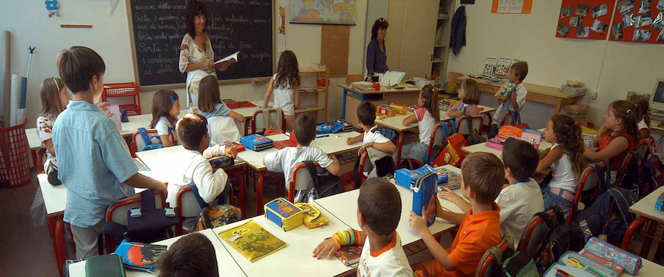 Studenti in aula in una scuola elementare, in una immagine d’archivio. Entro 120 giorni il ministero dell’Istruzione e il ministero dell’Economia doranno emanare il Piano generale di edilizia scolastica. L’ordine arriva dal Tar del Lazio che ha accolto una class action proposta dal Codacons contro le cosiddette ‘classi-pollaio’, ovvero quelle aule scolastiche nelle quali il numero di alunni, attorno ai 35-40, supera i limiti fissati dalla legge. 
ANSA/LUCA CASTELLANI