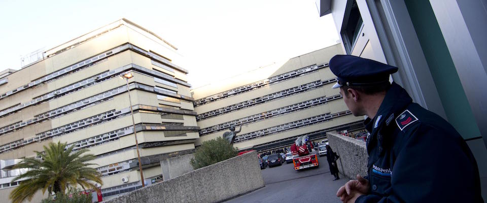 Il mezzo dei Vigili del fuoco arrivato a Piazzale Clodio, Roma, 1 marzo 2012, dove una donna si e’ arrampicata sul terrazzo di uno dei palazzi del Tribunale minacciando di suicidarsi. La donna, Emilia Parisi Halfon, gia’ nota alle cronache per essere stata una testimone nell’inchiesta per l’omicidio dell’Olgiata, e’ rimasta per circa un’ora su un cornicione ma poi e’ stata convinta da alcuni pm, agenti dei vigili urbani e uomini dei vigili del
fuoco a desistere dal gesto. 
ANSA/MASSIMO PERCOSSI