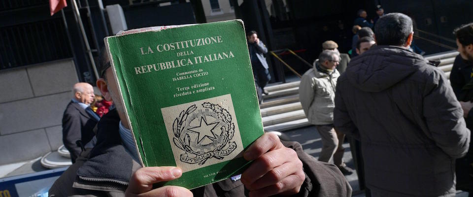 Una rappresentanza degli avvocati del Foro di Genova manifestano con copie della Costituzione Italiana davanti a Palazzo di Giustizia per ribadire il loro No alla Riforma Costituzionale, 01 dicembre 2016 a Genova
ANSA/LUCA ZENNARO