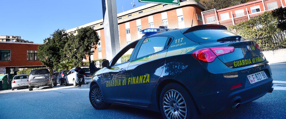 Una pattuglia della Guardia di Finanza del Comando Provinciale di Genova davanti alla sede del Primo Tronco di Autostrade per l’Italia. Nuove perquisizioni  e cinque indagati tra ex manager e dirigenti Aspi e Spea per un nuovo filone di indagine sui rivestimenti fonoassorbenti. Genova, 10 dicembre 2019.
ANSA/LUCA ZENNARO