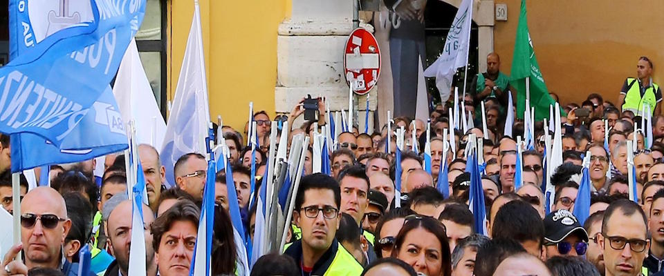 Il sit in di militari e Forze di Polizia per il contratto, organizzato in piazza Montecitorio da Sap, Coisp, Consap, Sappe, Sapaf, Conapo e Cotitpol, Roma, 15 ottobre 2015. ANSA/FABIO CAMPANA