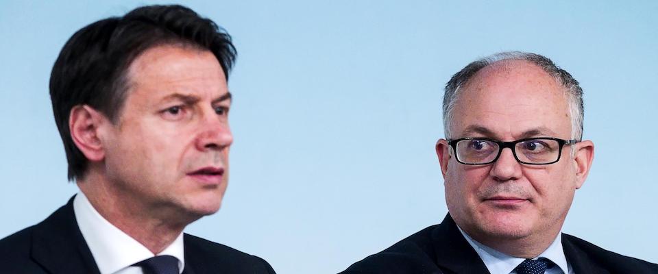 Italian Prime Minister, Giuseppe Conte, with Italian Minister of Economy Roberto Gualtieri (R) attend a press conference at the end of the summit on the financial economic Maneuver at Chigi Palace in Rome, Italy, 06 December 2019.
ANSA/ANGELO CARCONI