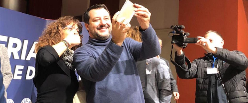 Il segretario della Lega Matteo Salvini  posa per un selfie durante un evento elettorale, Aosta, 20 dicembre 2019. ANSA