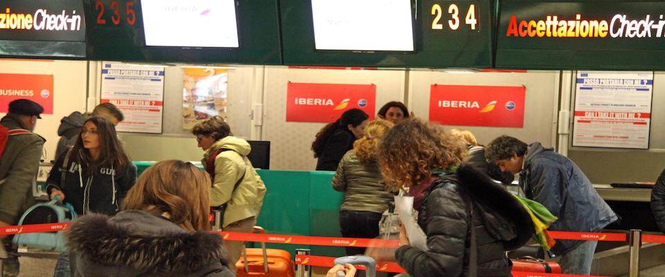 Alcuni passeggeri in partenza dall’aeroporto di Fiumicino per le vacanze di Natale, 24 dicembre 2015.
ANSA/Telenews