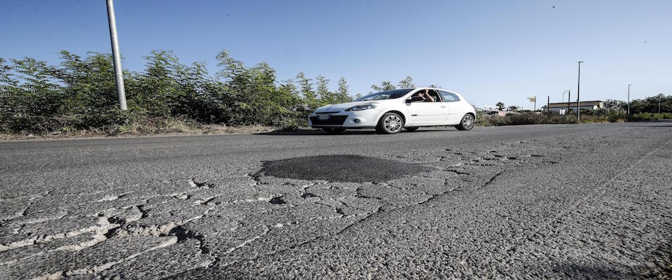 Buche stradali sulla Laurentina direzione Trigoria, Roma 11 settembre 2019. ANSA/GIUSEPPE LAMI