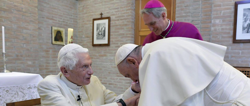 Celibato preti: dopo il monito di Benedetto XVI arriva la risposta di Bergoglio