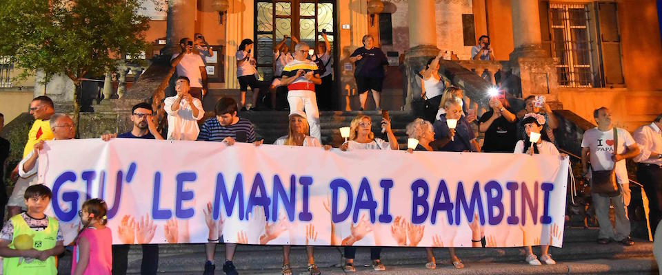 La fiaccolata tenutasi dopo le rivelazioni dell’inchiesta ‘Angeli e demoni’, relativa ad un presunto giro di affidi illeciti, Bibbiano (Reggio Emilia), 20 luglio 2019. ANSA/STEFANO ROSSI