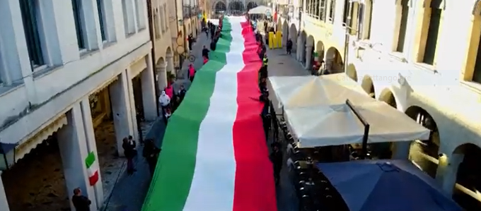 Tricolore super a Pordenone. E i bersaglieri intonano un motivo che mette… “nostalgia” (video)