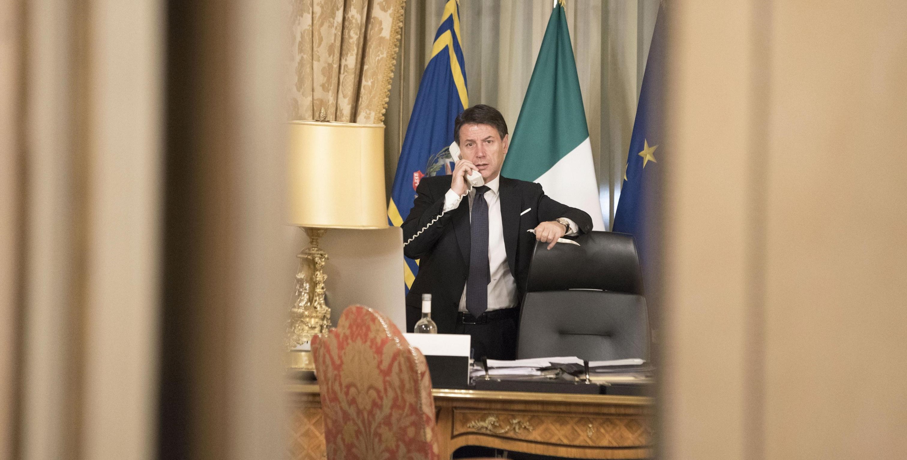 Il presidente del Consglio Giuseppe Conte al telefono a Palazzo Chigi prima di presiedere il vertice di maggioranza sulla manovra, Roma, 5 dicembre 2019. ANSA/FILIPPO ATTILI UFFICIO STAMPA PALAZZO CHIGI +++NO SALES EDITORIAL USE ONLY +++