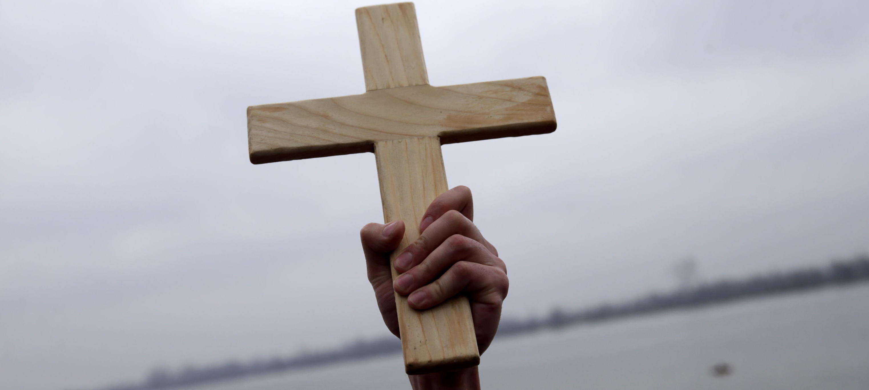 epa08140933 A Serbian Orthodox believer holds a cross after swimming in the cold water of the river Danube during the celebrations of the Epiphany Orthodox holiday, in Belgrade, Serbia, 19 January 2020. People believe that swimming into blessed waters during the holiday of Epiphany strengthens their spirit and body.  EPA/ANDREJ CUKIC