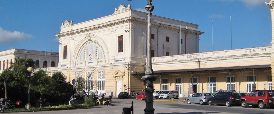 Alla stazione di Livorno transessuale colpisce con l’acido in faccia un senzatetto polacco