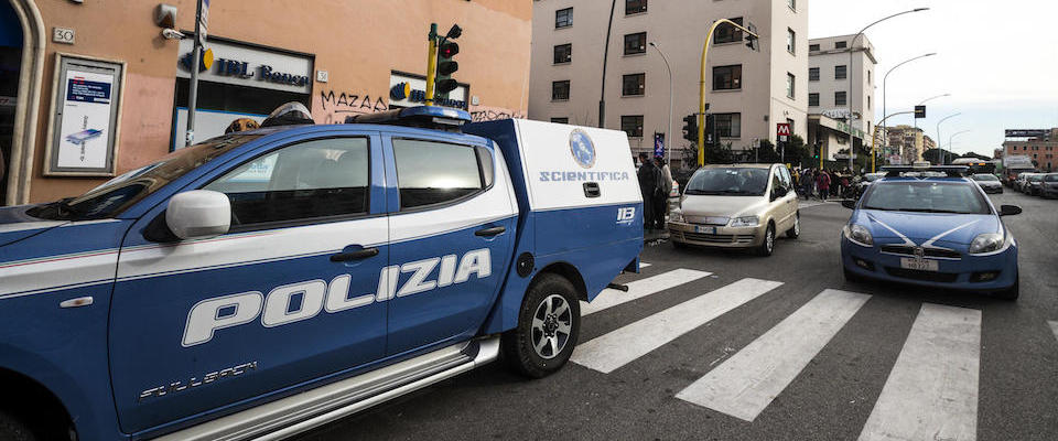 Forze dell’ordine al lavoro presso la fermata della metro A, Ponte Lungo, dove una persona  deceduta dopo essere stata investita da un convoglio della metro, Roma, 07 gennaio 2020. ANSA/ANGELO CARCONI