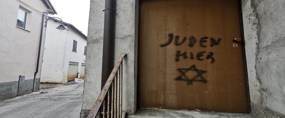 La scritta antisemita comparsa sulla porta di casa di Aldo Rolfi, figlio di Lidia, partigiana deportata a Ravensbruck nel 1944, una delle grandi voci dell’orrore dei lager, 24 gennaio 2020. La scritta “Juden hier”, “qui ci sono ebrei”, come nelle citt‡ tedesche durante il nazismo, Ë comparsa nella notte appena trascorsa a MondovÏ (Cuneo) sulla porta della casa dove la donna ha vissuto sino alla morte, nel 1996. La via dove sorge la casa Ë stata intitolata proprio alla Rolfi pochi anni fa.
ANSA/ RAFFAELE SASSO