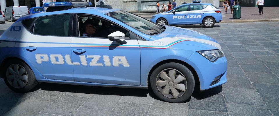 Controlli della polizia sul luogo dove Ë avvenuto un probabile sequestro di persona che poi Ë stato sventato, Torino 14 agosto 2019. Agenti della squadra volanti hanno bloccato dopo un lungo inseguimento un furgone in corso Vinzaglio su cui, insieme a tre uomini di nazionalit‡ straniera, si trovava una donna legata con delle fascette. A dare l’allarme, secondo le prime informazioni, erano stati alcuni passanti da piazza San Carlo che avevano assistito alla scena.   ANSA/TINO ROMANO