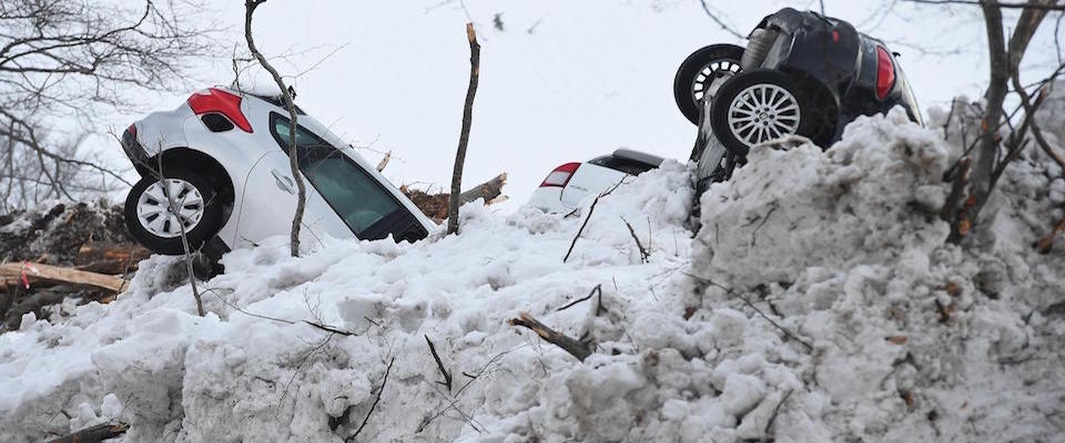 Rigopiano : le operazioni di recupero delle auto investite dalla valanga