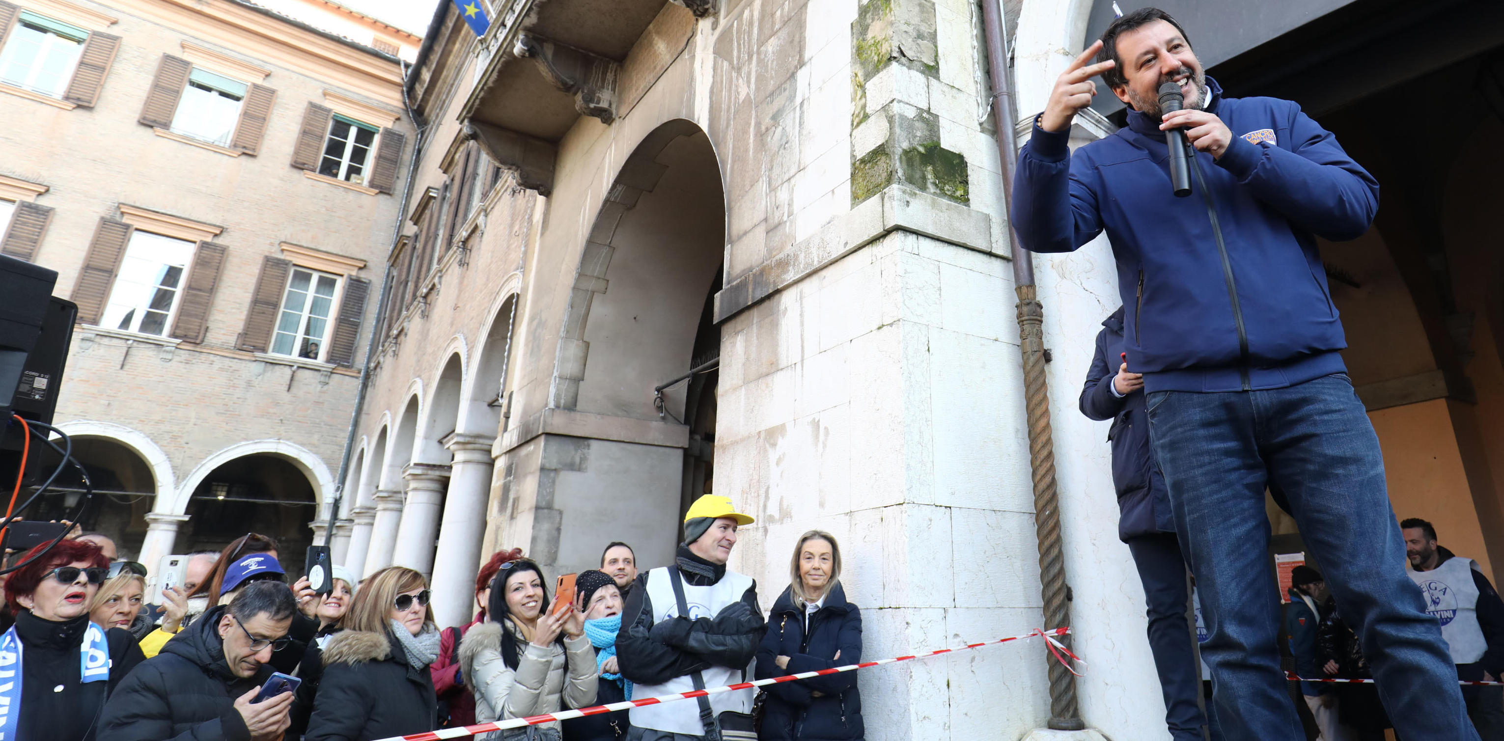 Matteo Salvini in Piazza Grande a Modena durante l’incontro con i cittadini per la campagna elettorale della Lega alle elezioni regionali in Emilia-Romagna del 26 Gennaio prossimo. Modena, 23 Gennaio 2020.  ANSA / ELISABETTA BARACCHI